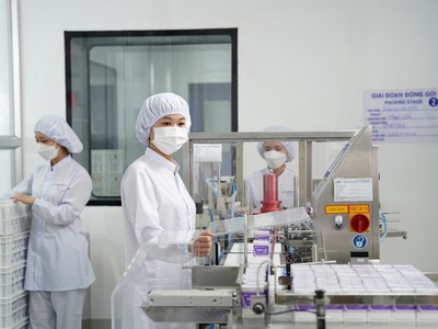Hệ thống sản xuất thuốc gói tại nhà máy đạt tiêu chuẩn EU-GMP của Imexpharm. Ảnh: Imexpharm