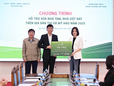 Bà Phùng Nguyễn Hải Yến, Phó tổng giám đốc trao biển ủng hộ Chương trình “Chung tay xóa nhà tạm, nhà dột nát trên địa bàn thị xã Mỹ Hào, tỉnh Hưng Yên năm 2025” cho đại diện lãnh đạo thị xã Mỹ Hào