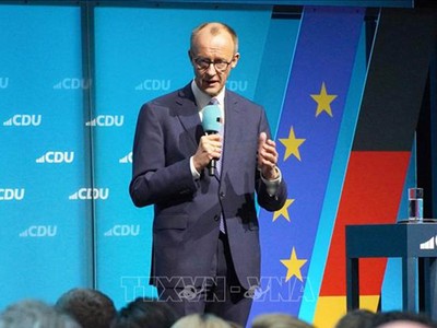 Lãnh đạo đảng Liên minh Dân chủ/Xã hội Cơ đốc giáo (CDU/CSU) Đức Friedrich Merz phát biểu vận động cử tri trước cuộc bầu cử Quốc hội tại Berlin, ngày 23/2/2025. (Ảnh: Kyodo/TTXVN) 