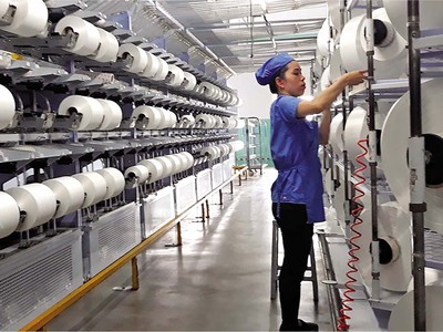 Đầu tư vào lĩnh vực sản xuất sợi, vải phải đáp ứng nhiều tiêu chuẩn khắt khe về bảo vệ môi trường. Trong ảnh: Sản xuất tại Công ty cổ phần Sợi Thế Kỷ 