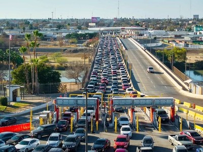 Các phương tiện kẹt cứng trong lúc chờ qua biên giới Mỹ - Mexico tại thành phố Laredo, bang Texas vào ngày 3/2/2025. Ảnh: AFP