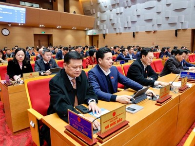 Các đại biểu HDNĐ Thành phố biểu quyết thông qua nội dung nghị quyết tại Kỳ họp.