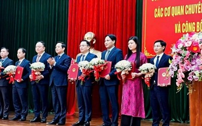 Chủ tịch UBND tỉnh Ninh Bình Phạm Quang Ngọc trao quyết định và tặng hoa Ban giám đốc Sở Tài chính mới