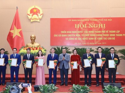 Chủ tịch UBND TP. Hà Nội Trần Sỹ Thanh trao các quyết định bổ nhiệm lãnh đạo Sở Tài chính sau hợp nhất.