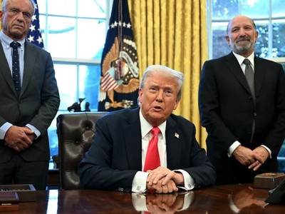 Tổng thống Mỹ Donald Trump phát biểu với báo chí sau khi ký một sắc lệnh hành pháp tại Phòng Bầu dục của Nhà Trắng ở Washington, D.C., vào ngày 25/2/2025. Ảnh: AFP