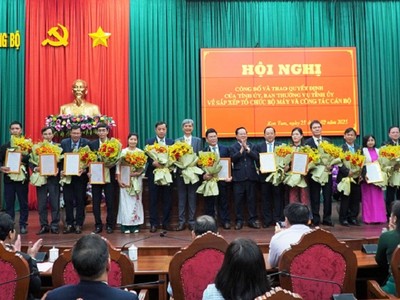 Lãnh đạo các cơ quan trực thuộc UBND tỉnh Kon Tum sau khi sáp nhập ra mắt nhận nhiệm vụ. 