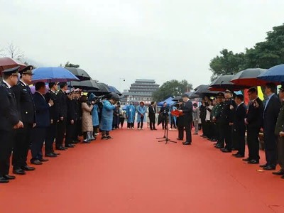 Việc thông quan xuất nhập cảnh dành cho du khách và cư dân biên giới qua cặp cửa khẩu Hoành Mô (Việt Nam) - Động Trung (Trung Quốc) sẽ mở ra những cơ hội hợp tác mới về kinh tế, thương mại, đầu tư và du lịch giữa hai địa phương.