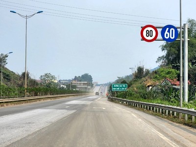 Một số biển báo được cắm đúng quy định trên cao tốc Nội Bài - Lào Cai (Ảnh: TP). 