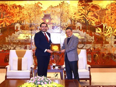 Chủ tịch UBND TP. Hà Nội Trần Sỹ Thanh tặng Đại sứ Mario Armengol quà lưu niệm. Ảnh: Hoàng Nam