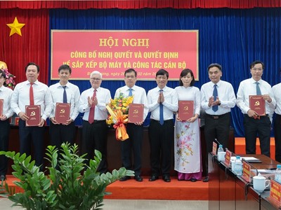 Lãnh đạo tỉnh Bình Dương trao quyết định cho Ban giám đốc Sở Tài chính