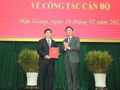 Phó Trưởng Ban Tổ chức Trung ương Đỗ Trọng Hưng trao Quyết định cho ông Nguyễn Tuấn Anh. Ảnh: Duy Khương