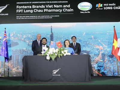 Thủ tướng New Zealand Christopher Luxon chứng kiến Lễ ký kết hợp tác chiến lược giữa FPT Long Châu và Anlene (thuộc tập đoàn Fonterra tại New Zealand).