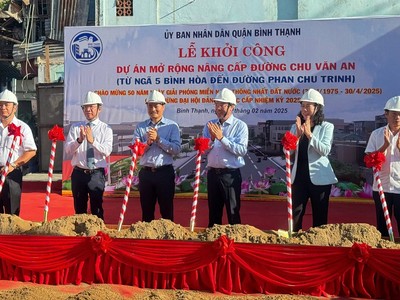 Lãnh đạo UBND TP.HCM và quận Bình Thạnh, thực hiện nghi thức khởi công.