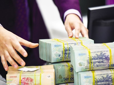 Các ngân hàng đang gặp áp lực lớn trong việc vừa phải huy động lượng vốn lớn để đáp ứng nhu cầu của nền kinh tế, vừa phải ổn định lãi suất. Ảnh: Đức Thanh 