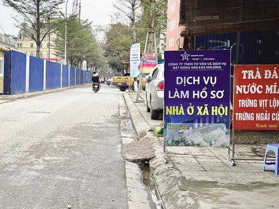 Một đơn vị mở dịch vụ làm hồ sơ ngay trước dự án nhà ở xã hội N01 Hạ Đình (Ảnh: Trương Thanh)