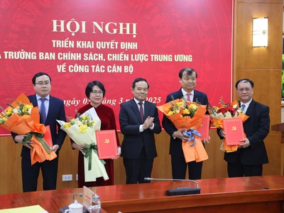 Trưởng Ban Chính sách, chiến lược Trung ương Trần Lưu Quang trao quyết định cho các lãnh đạo Viện Nghiên cứu Chính sách và Chiến lược