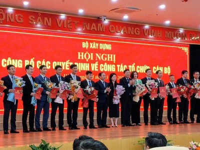 Bộ trưởng Bộ Xây dựng Trần Hồng Minh trao quyết định cho các cán bộ vừa được bổ nhiệm. 