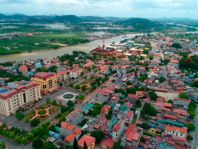 Kinh Môn là thị xã nằm ở vùng bán sơn địa, được bao bọc xung quanh và chia cắt bởi nhiều con sông lớn thuộc hệ thống sông Thái Bình, như sông Kinh Thầy, sông Đá Vách, sông Kinh Môn.