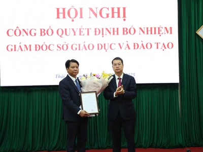 Phó Bí thư Tỉnh ủy, Chủ tịch UBND tỉnh Thái Bình Nguyễn Mạnh Hùng trao Quyết định bổ nhiệm Giám đốc Sở Giáo dục và Đào tạo tỉnh Thái Bình cho ông Nguyễn Ngọc Hà.