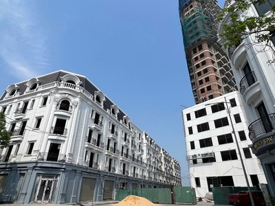 Dự án Tổ hợp nhà phố thương mại Shophouse kết hợp kinh doanh dịch vụ thương mại, khách sạn nghỉ dưỡng tại phường Đồng Hải, thành phố Đồng Hới đang được nhà đầu tư hoàn thiện. 