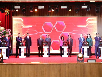 Các đại biểu nhấn nút khai trương các ứng dụng chuyển đổi số dùng chung cho khối Đảng, chính quyền TP. Hà Nội.