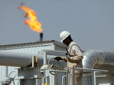 Nhân viên làm việc tại cơ sở khai thác dầu ở Wasit, Iraq. Ảnh: THX/TTXVN