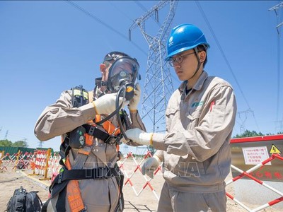 Nhân viên điện lực tại Thiên Tân, Trung Quốc. Ảnh tư liệu: THX/TTXVN