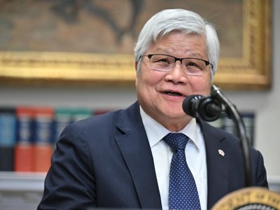 Giám đốc điều hành TSMC, ông C.C. Wei, công bố quyết định đầu tư thêm vào Mỹ. Ảnh: AFP 