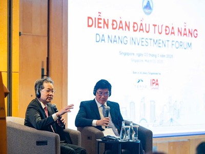 Bí thư Thành ủy Nguyễn Văn Quảng trả lời câu hỏi của các đại biểu, nhà đầu tư tại phiên thảo luận. Ảnh: Mai Quang 