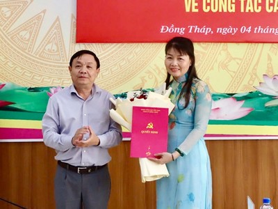 Phó Bí thư thường trực tỉnh ủy Đồng Tháp Phan Văn Thắng trao quyết định cho bà Phạm Thị Ngọc Đào. Ảnh: Cổng TTĐT Đồng Tháp