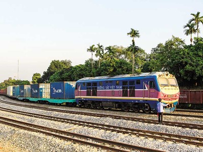 Năng lực khai thác của hệ thống đường sắt còn hạn chế so với tiềm năng do thiếu nguồn lực đầu tư (Ảnh: Đức tThanh) 