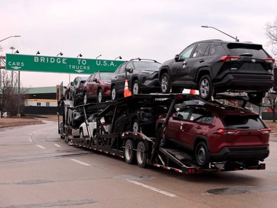 Xe chở ô tô di chuyển lên cầu Ambassador ở thành phố Windsor, Canada để đến thành phố Detroit, bang Michigan, Mỹ vào ngày 3/2/2025. Ảnh: AFP 