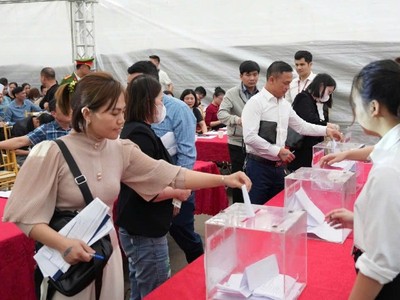 Nhà đầu tư trả phiếu đấu giá các thửa đất tại khu tái định cư xã Dân Tiến. Ảnh: Cổng thông tin điện tử huyện Khoái Châu