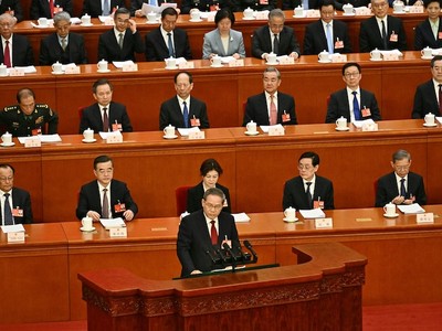 Thủ tướng Trung Quốc Lý Cường (giữa) phát biểu tại phiên khai mạc Kỳ họp thứ ba Quốc hội khóa XIV diễn ra tại Đại Lễ đường Nhân dân ở thủ đô Bắc Kinh vào ngày 5/3/2025. Ảnh: AFP 