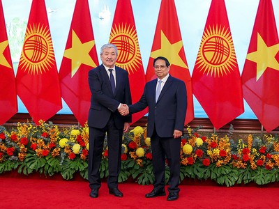 Thủ tướng Chính phủ Phạm Minh Chính và Thủ tướng Kyrgzystan Adylbek Kasymaliev chụp ảnh trước khi hội đàm. Ảnh: Đức Thanh