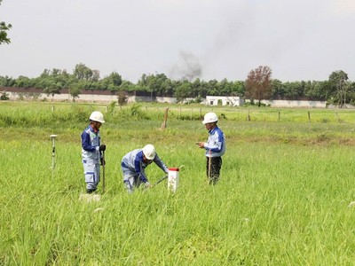 Cắm mốc để chuẩn bị giải phóng mặt bằng Dự án đường cao tốc TP.HCM - Mộc Bài - Ảnh: Lê Anh 