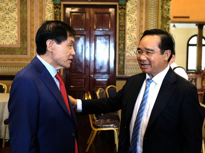 Chủ tịch UBND TP.HCM Nguyễn Văn Được (bên phải) ghi nhận những ý kiến đóng góp thẳng thắn của doanh nghiệp và xem đây là cơ sở quan trọng để hoàn thiện chính sách điều hành. Ảnh: Trọng Tín