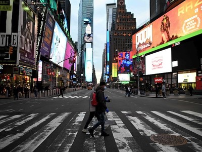 Tháng 1/2025, chi tiêu của người tiêu dùng Mỹ đã lần đầu tiên sụt giảm sau gần hai năm, trong khi doanh số bán lẻ ghi nhận mức giảm hàng tháng lớn nhất trong một năm. Ảnh: AFP 