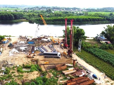 Phó chủ tịch UBND tỉnh Quảng Ngãi yêu cầu tập trung rút ngắn tối đa thời gian thực hiện thủ tục cấp Giấy phép khai thác các mỏ cát phục vụ Dự án đường Hoàng Sa - Dốc Sỏi nhằm đẩy nhanh tiến độ thi công. 