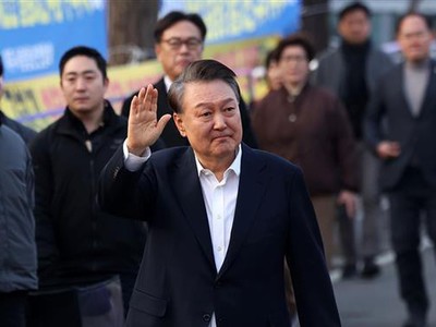 Tổng thống bị luận tội Yoon Suk Yeol rời khỏi nơi giam giữ và gặp gỡ người ủng hộ ở Uiwang, ngày 8/3/2025. Ảnh: THX/TTXVN