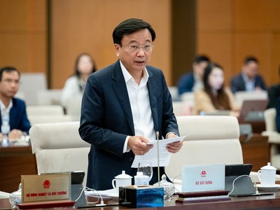 Thứ trưởng Bộ Xây dựng Nguyễn Danh Huy trình bày tờ trình. 