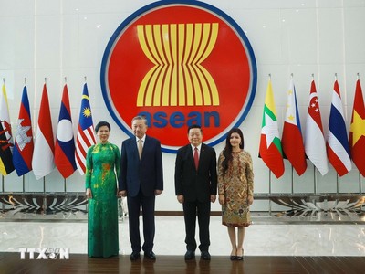 Tổng Bí thư Tô Lâm và Phu nhân cùng Tổng Thư ký ASEAN Kao Kim Hourn và Phu nhân tại Trụ sở Ban Thư ký ASEAN. Ảnh: TTXVN