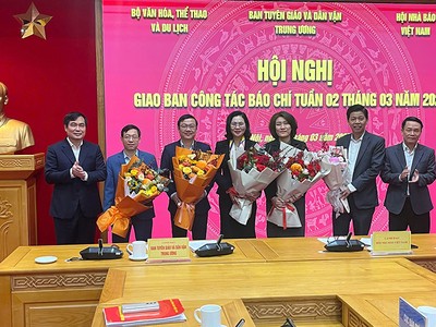 Ông Phan Xuân Thủy, Phó trưởng Ban Tuyên giáo và Dân vận Trung ương (ngoài cùng bên trái) và ông Nguyễn Đức Lợi, Phó chủ tịch thường trực Hội Nhà báo Việt Nam (ngoài cùng bên phải) tặng hoa chúc mừng các tân Tổng biên tập và lãnh đạo các cơ quan báo chí thực hiện sắp xếp, tinh gọn. Ông Phạm Văn Hoành, Tổng biên tập Báo Tài chính - Đầu tư (thứ hai từ phải qua).