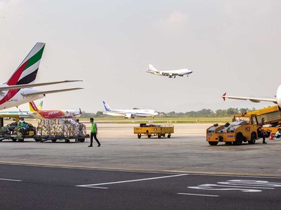 Cảng hàng không quốc tế Tân Sơn Nhất đang khai thác nhiều đường bay đi/đến của các hãng hàng không trên thế giới.