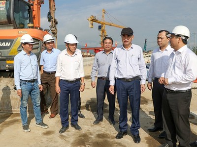 Chủ tịch UBND thành phố Đà Nẵng Lê Trung Chinh kiểm tra thực tế Dự án Cầu Quảng Đà và đường dẫn lên cầu. Ảnh: Mai Quang