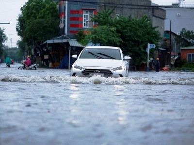 Nhiều tuyến đường ở TP. Quảng Ngãi bị ngập sau mưa lớn. 