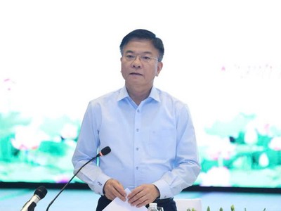 Bí thư Tỉnh ủy Khánh Hòa Nghiêm Xuân Thành (phải) báo cáo với Phó thủ tướng Chính phủ Lê Thành Long về tình hình thực hiện các dự án cao giao thông trọng điểm. Ảnh: Bích Hồ 