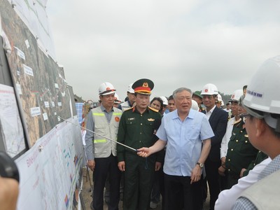 Phó thủ tướng Thường trực Chính phủ Nguyễn Hoà Bình kiểm tra thực tế Dự án cao tốc đoạn Hòa Liên - Túy Loan. Ảnh: Hoàng Anh 