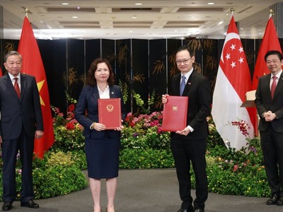 Cơ quan Quản lý Tiền tệ Sigapore (MAS) và Ủy ban Chứng khoán Nhà nước Việt Nam (SSC) trao đổi Ý định thư hợp tác (LOI) dưới sự chứng kiến của Thủ tướng Singapore Lawrence Wong và Tổng Bí thư Đảng Cộng sản Việt Nam Tô Lâm.