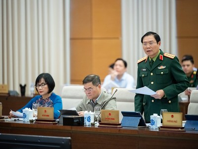 Thứ trưởng Bộ Quốc phòng, Đại tướng Nguyễn Tân Cương trình bày tờ trình dự án luật. 